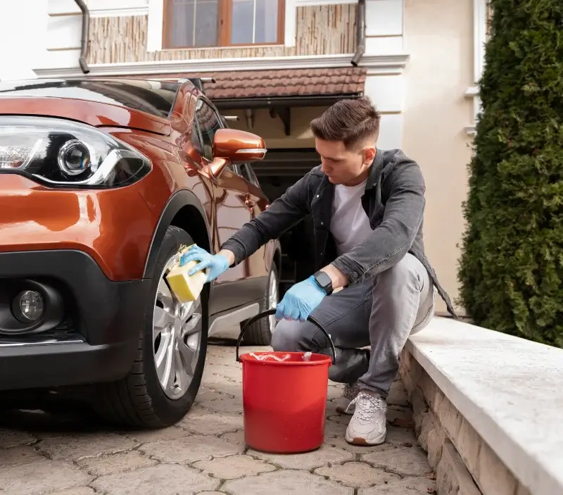 Lavage auto à domicile Villeblevin : professionnel intervenant sur un véhicule